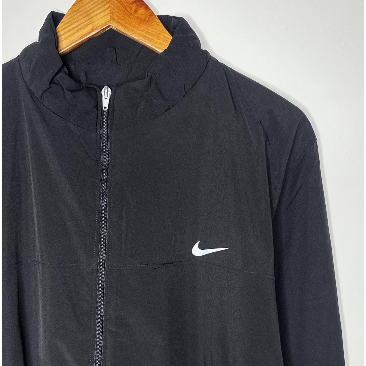 NIKE LIGHTWEIGHT WINDBREAKER – BREATHABLE, WATER-RESISTANT JACKET FOR ACTIVE OUTDOOR WEARSIZE L