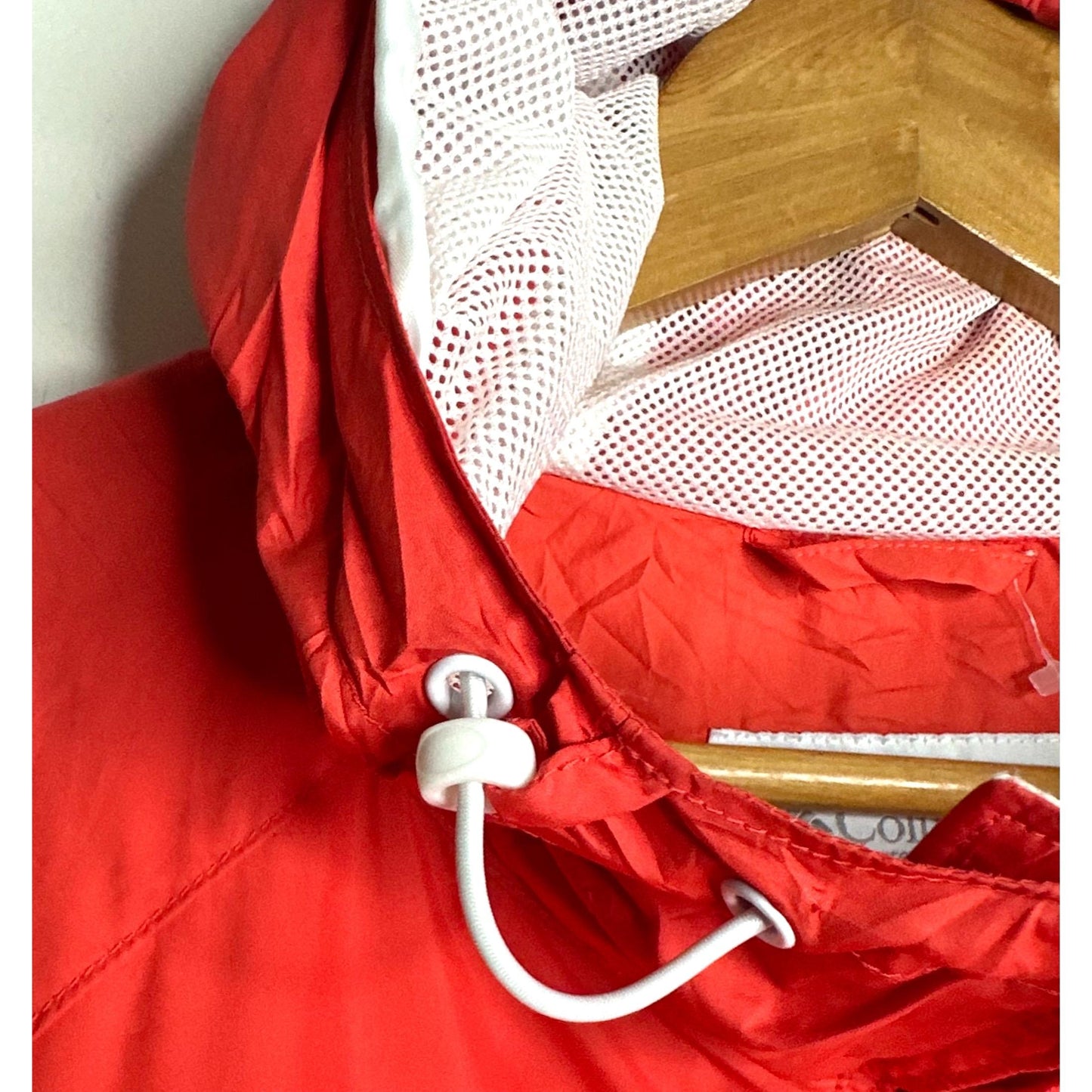 COLUMBIA WINDBREAKER JACKET – STYLISH, LIGHTWEIGHT & WATER-REPELLENT OUTERWEAR SIZE L