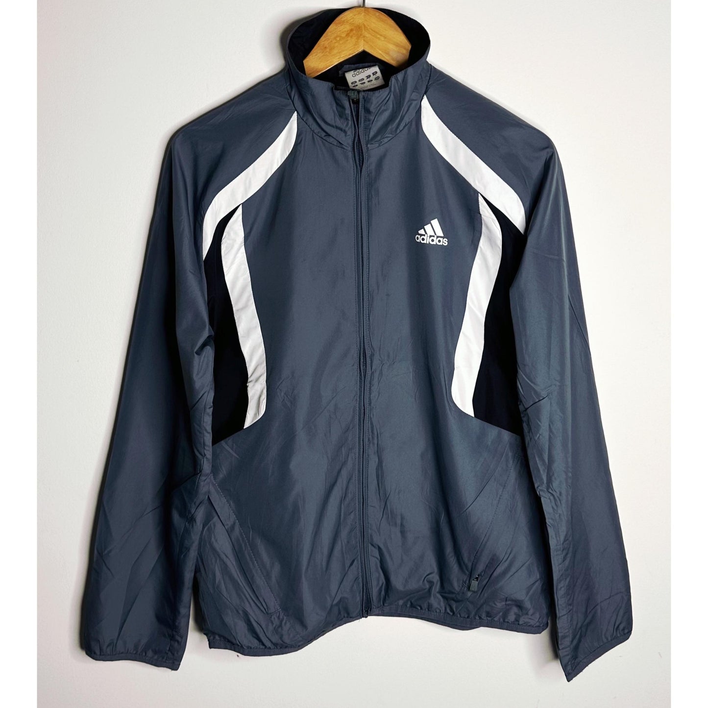 ADIDAS LIGHTWEIGHT WINDBREAKER – BREATHABLE, WATER-RESISTANT JACKET FOR ACTIVE OUTDOOR WEAR SIZE M -