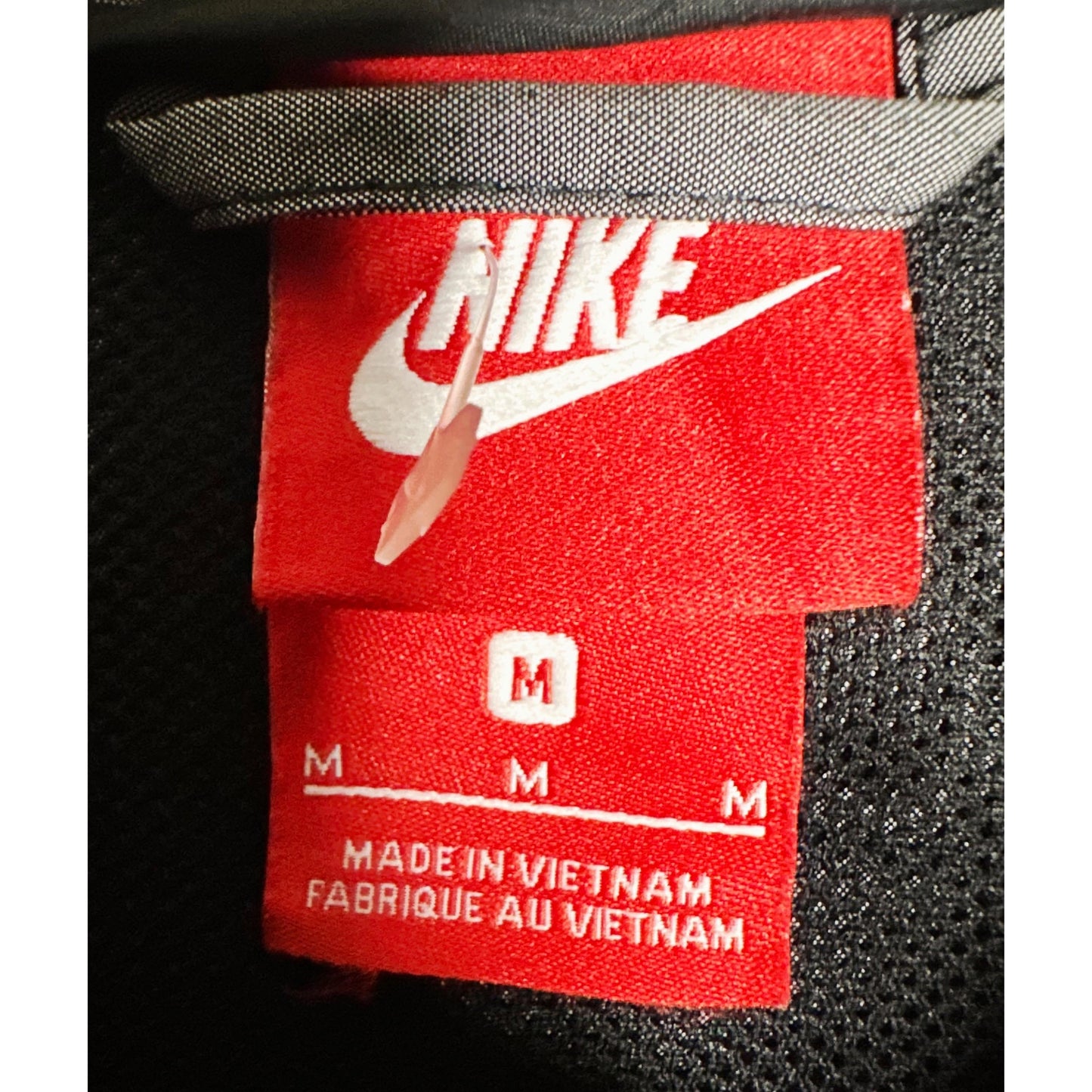 NIKE LIGHTWEIGHT WINDBREAKER – BREATHABLE, WATER-RESISTANT JACKET FOR ACTIVE OUTDOOR WEAR SIZE M