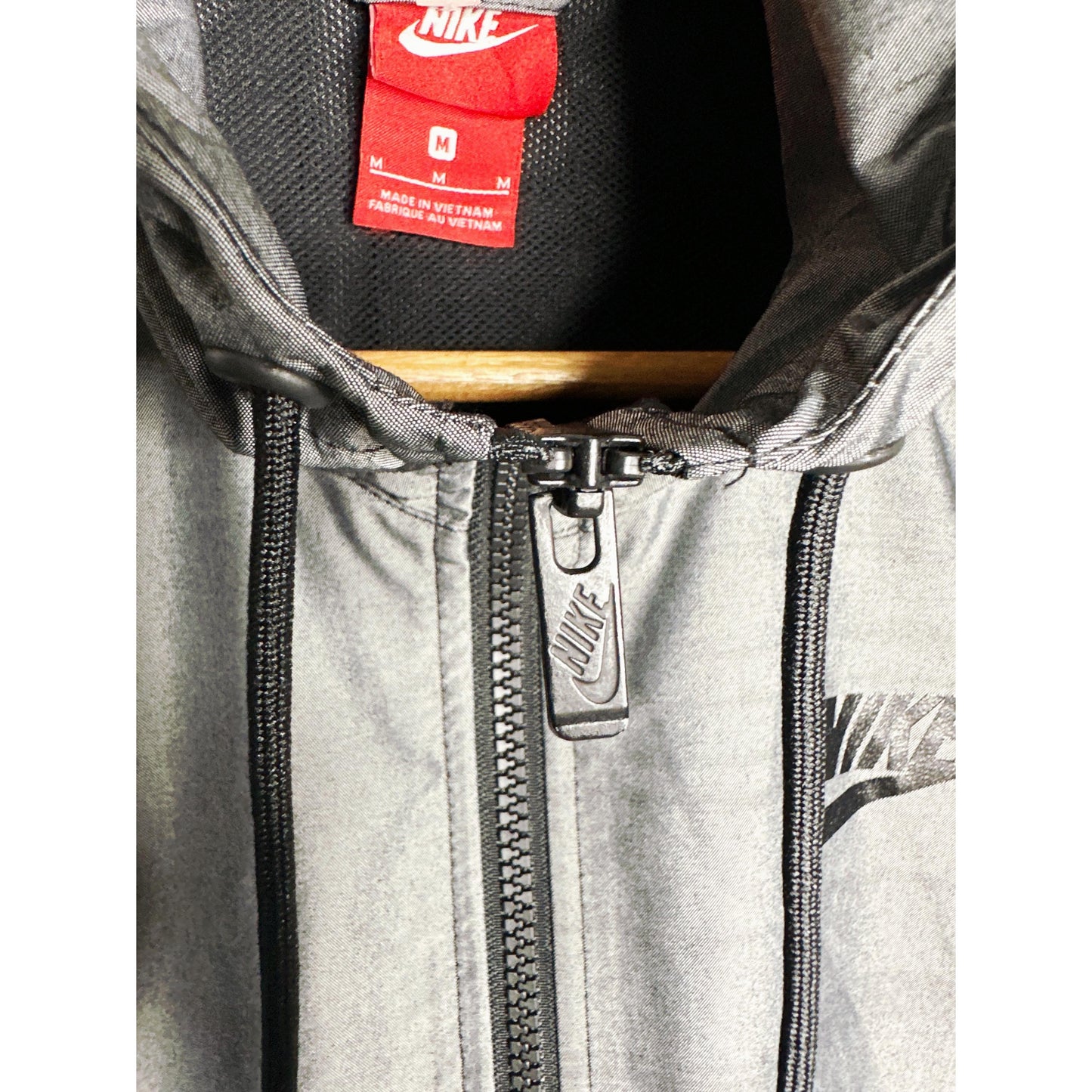 NIKE LIGHTWEIGHT WINDBREAKER – BREATHABLE, WATER-RESISTANT JACKET FOR ACTIVE OUTDOOR WEAR SIZE M