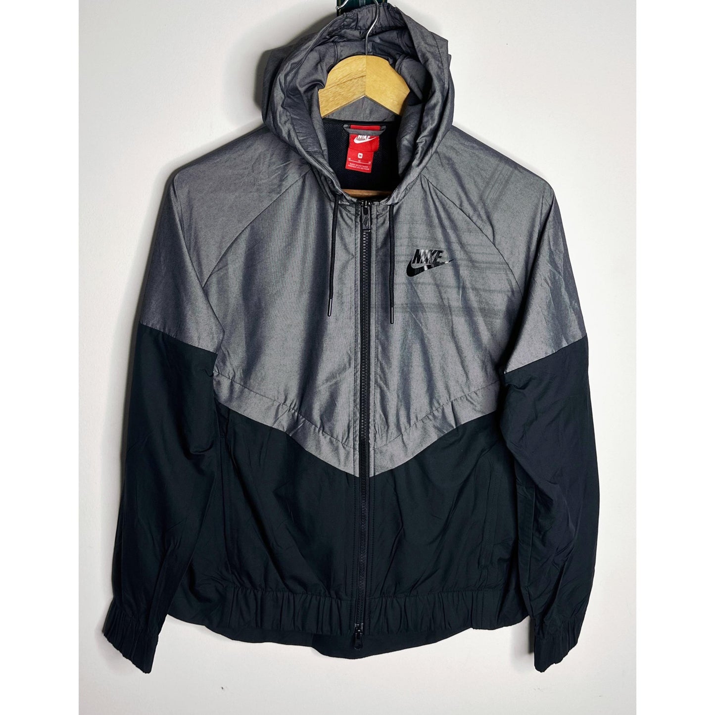 NIKE LIGHTWEIGHT WINDBREAKER – BREATHABLE, WATER-RESISTANT JACKET FOR ACTIVE OUTDOOR WEAR SIZE M