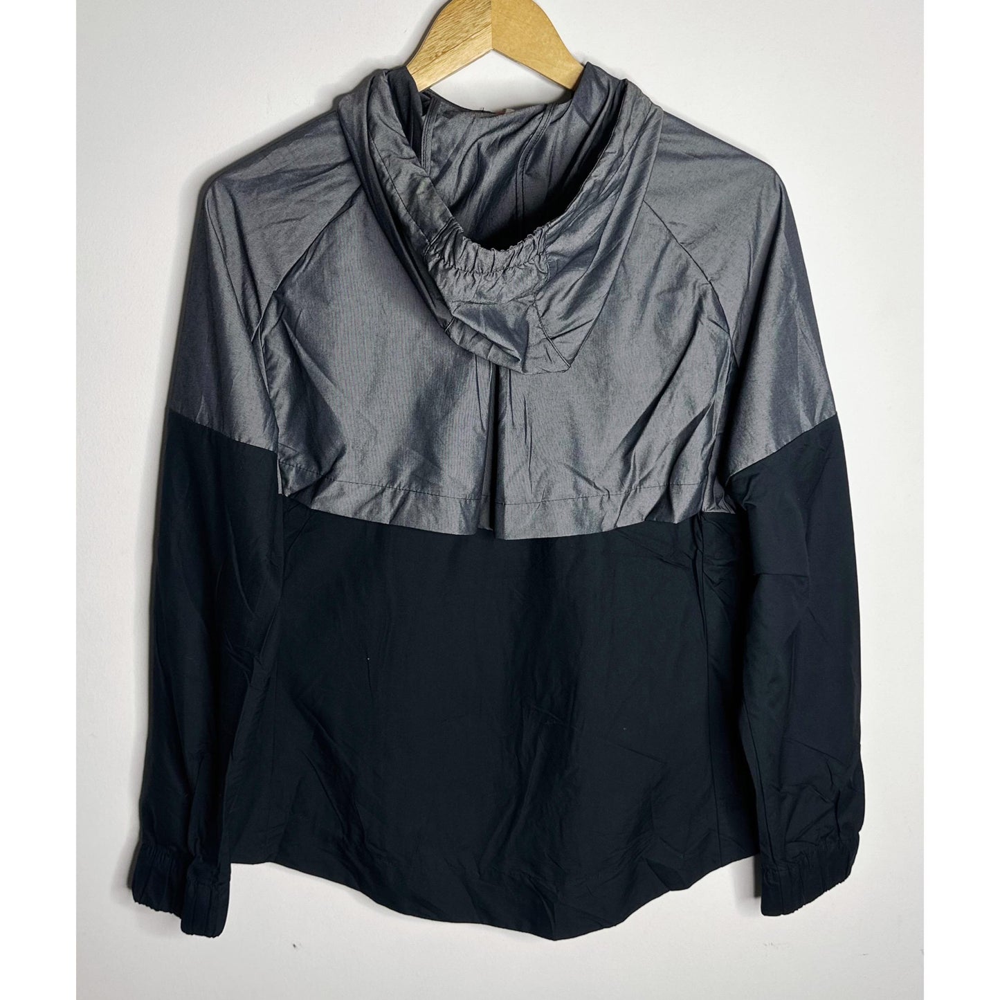 NIKE LIGHTWEIGHT WINDBREAKER – BREATHABLE, WATER-RESISTANT JACKET FOR ACTIVE OUTDOOR WEAR SIZE M