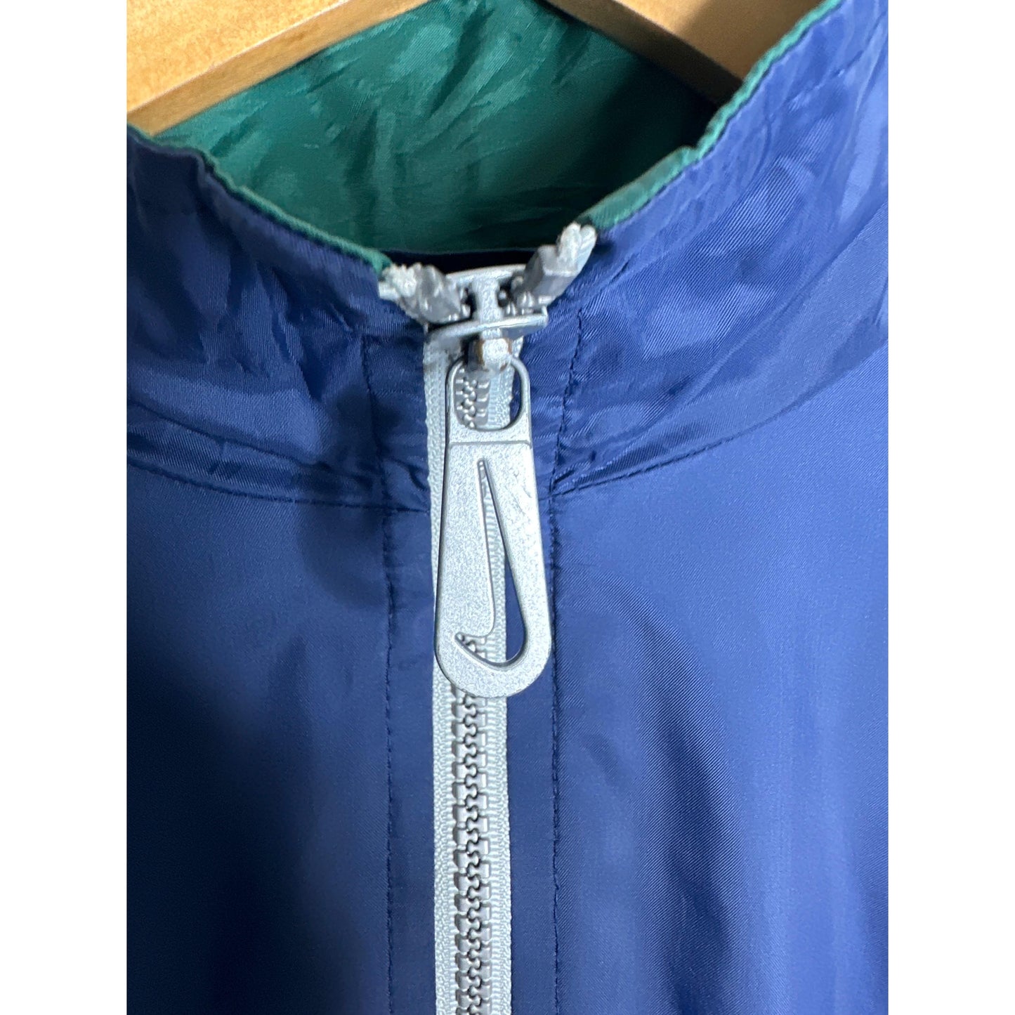 NIKE LIGHTWEIGHT WINDBREAKER – BREATHABLE, WATER-RESISTANT JACKET FOR ACTIVE OUTDOOR WEAR SIZE XL