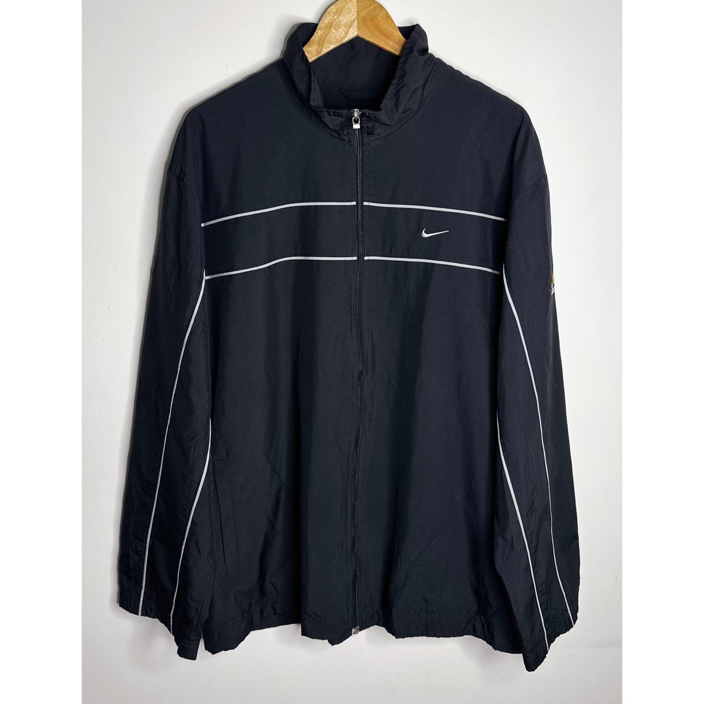 NIKE LIGHTWEIGHT WINDBREAKER – BREATHABLE, WATER-RESISTANT JACKET FOR ACTIVE OUTDOOR WEAR SIZE XL