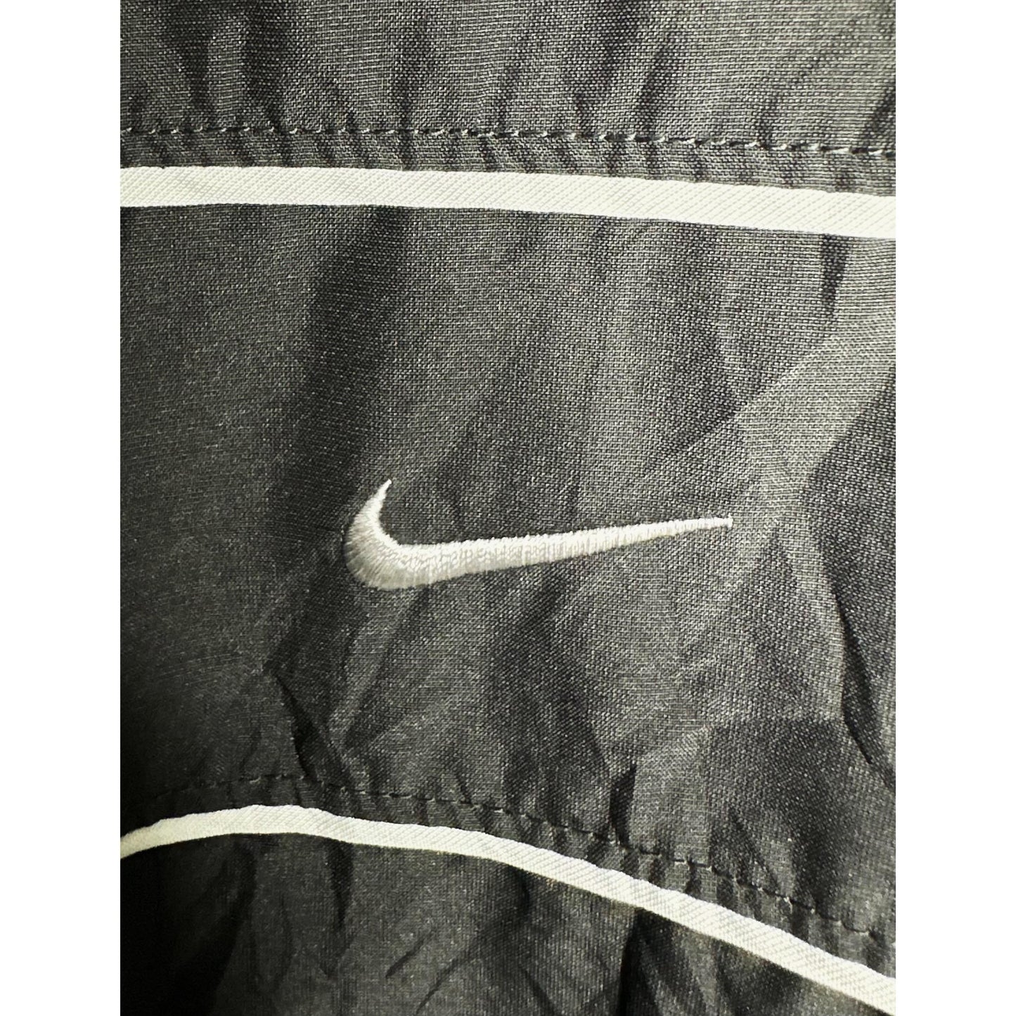 NIKE LIGHTWEIGHT WINDBREAKER – BREATHABLE, WATER-RESISTANT JACKET FOR ACTIVE OUTDOOR WEAR SIZE XL