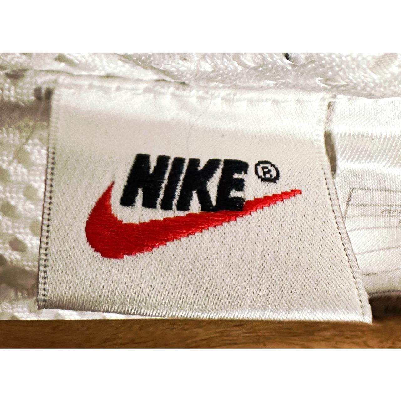 NIKE WHITE AND BLACK HOODED WIND JACKET WITH ZIP POCKETS SIZE L