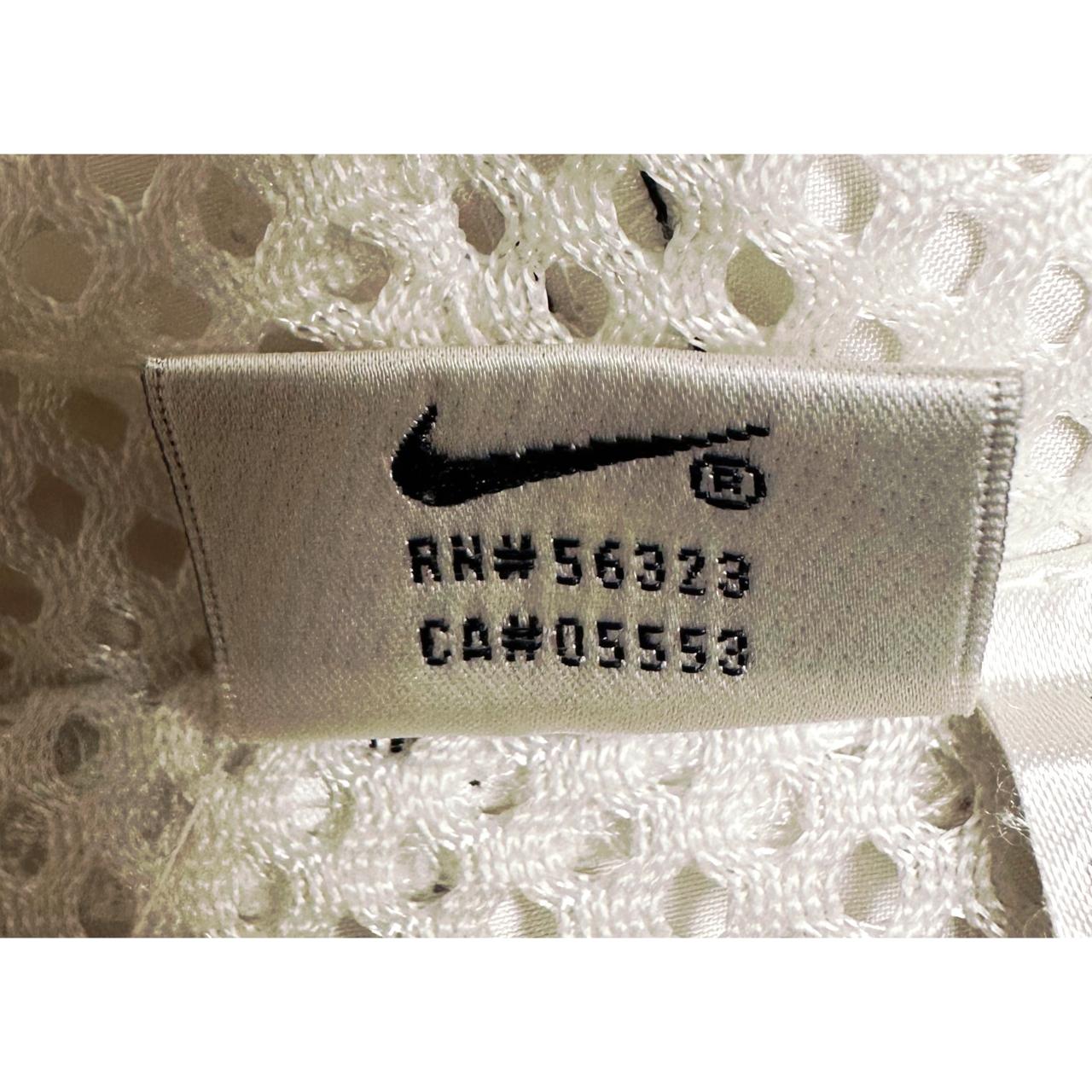 NIKE WHITE AND BLACK HOODED WIND JACKET WITH ZIP POCKETS SIZE L