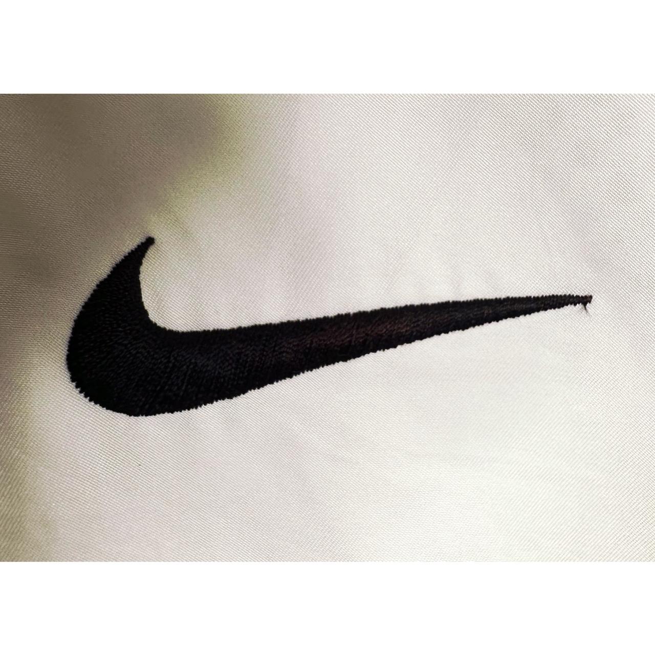 NIKE WHITE AND BLACK HOODED WIND JACKET WITH ZIP POCKETS SIZE L
