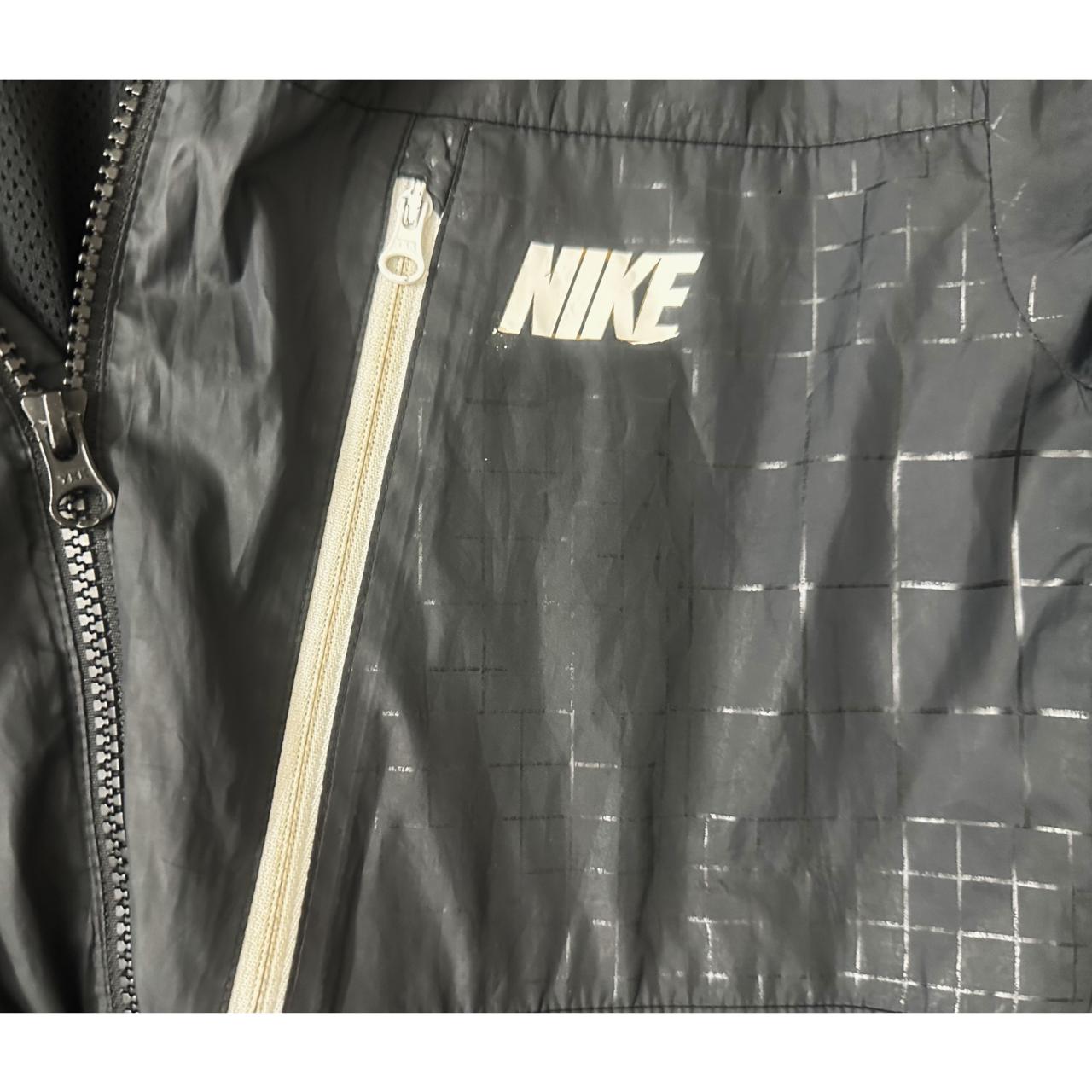 NIKE MEN'S BLACK HOODED WINDBREAKER JACKET WITH WHITE CHEST ZIP POCKET SIZE M