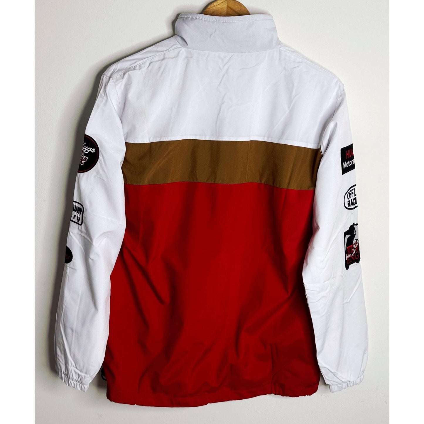A high-impact colour-blocked jacket in a straight fit by HUGO Menswear, designed in strong cotton twill with racing-inspired badges and embroidery. Regular fit, point collar, fastening top: zip closure, pockets top: Patch pockets, inside zip pockets, ribb