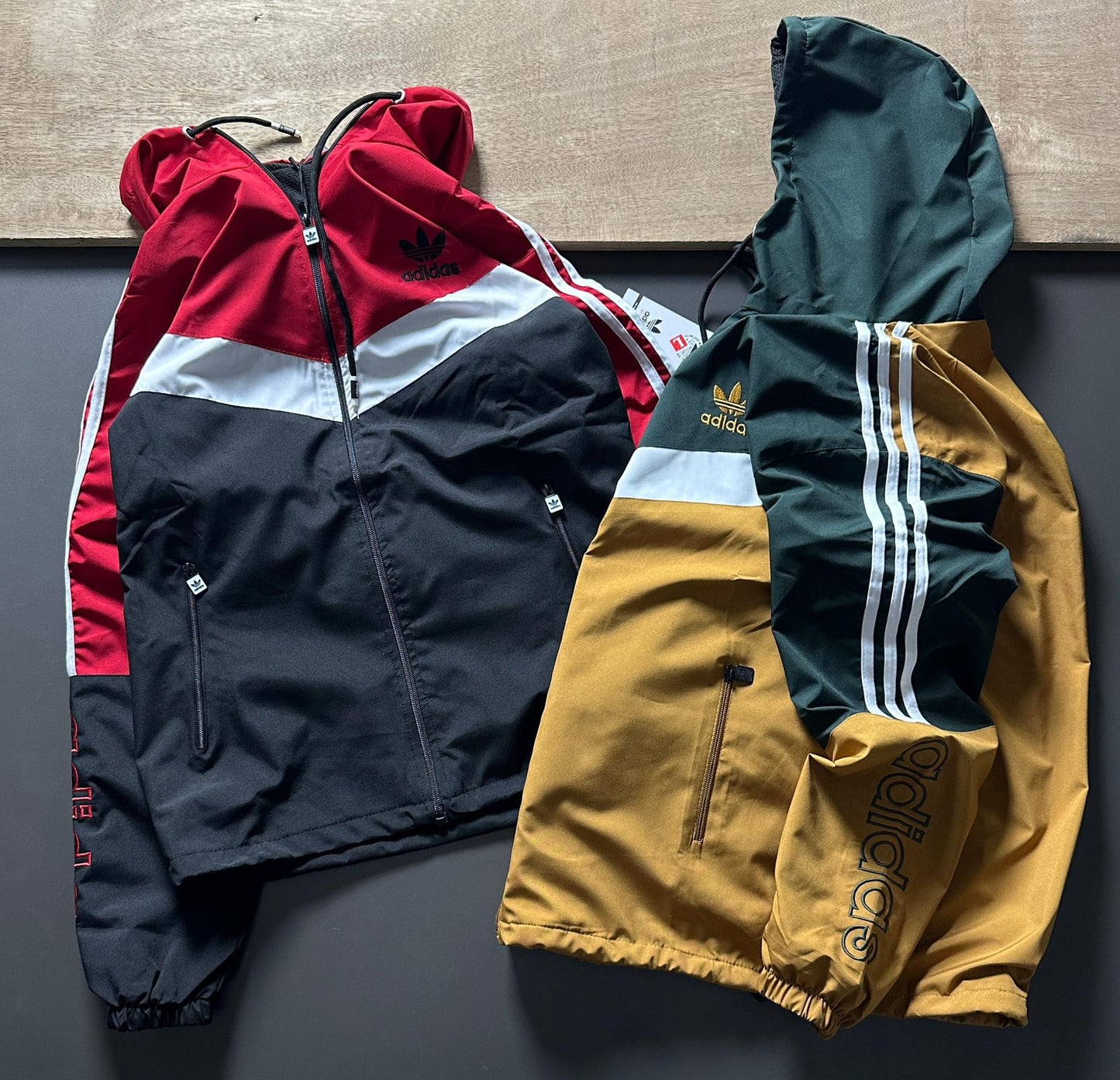 ADIDAS ORIGINALS BLACK WHITE RED WINDBREAKER JACKET FULL ZIP FULLY WATERPROOF.
