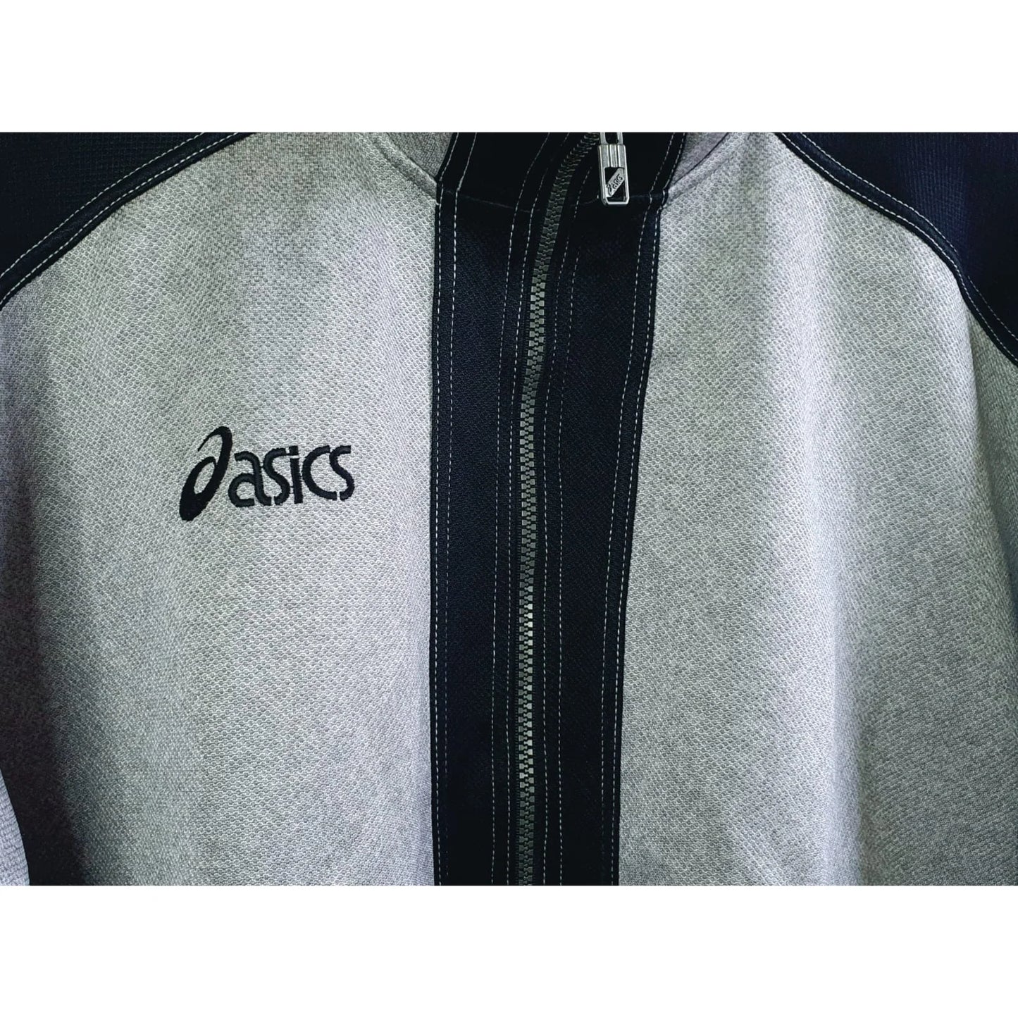 ASICS BLACK & GREY PREMIUM SIZE: L JACKET