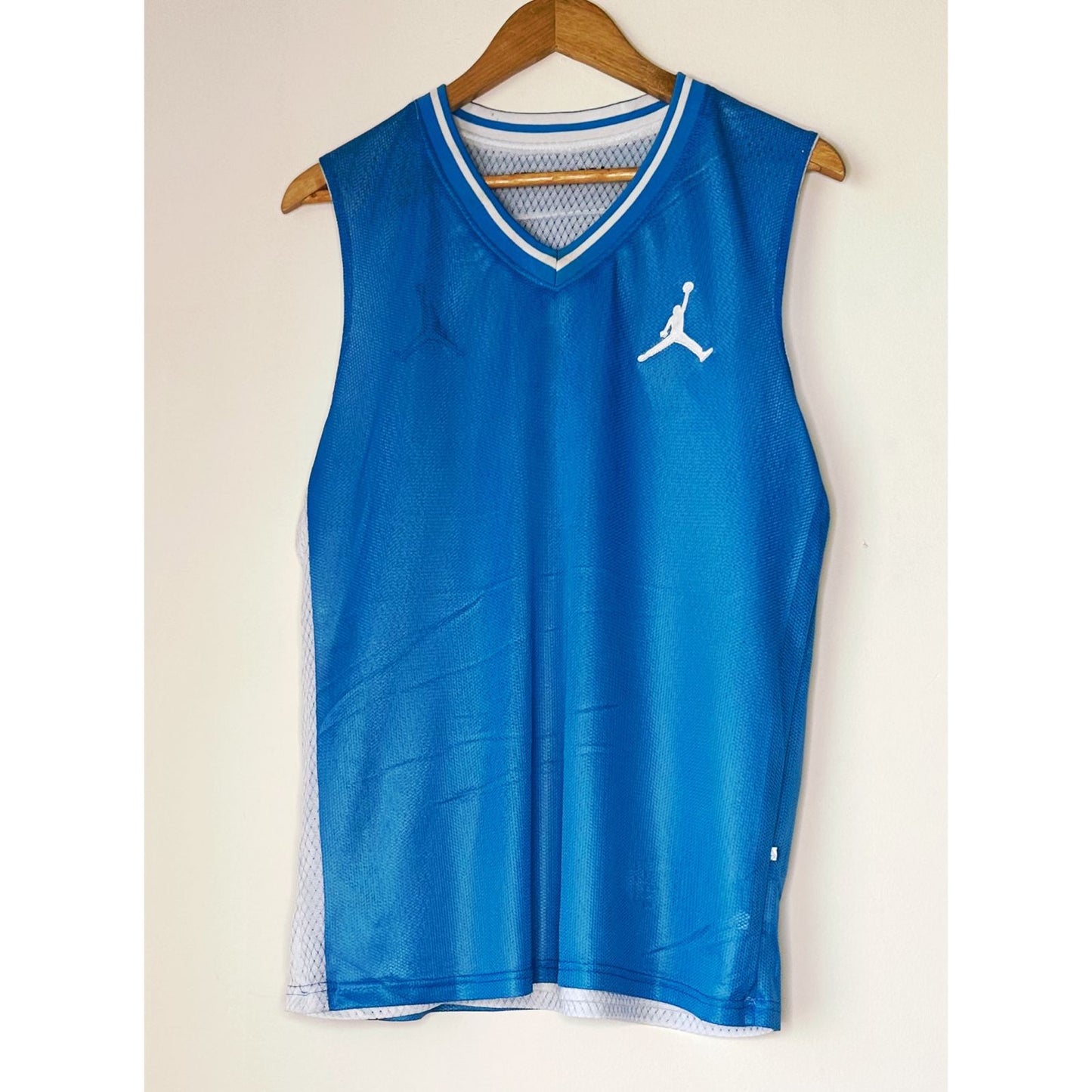 JORDAN WHITE AND BLUE SIZE-L DOUBLE SIDED BASKETBALL JERSEYS