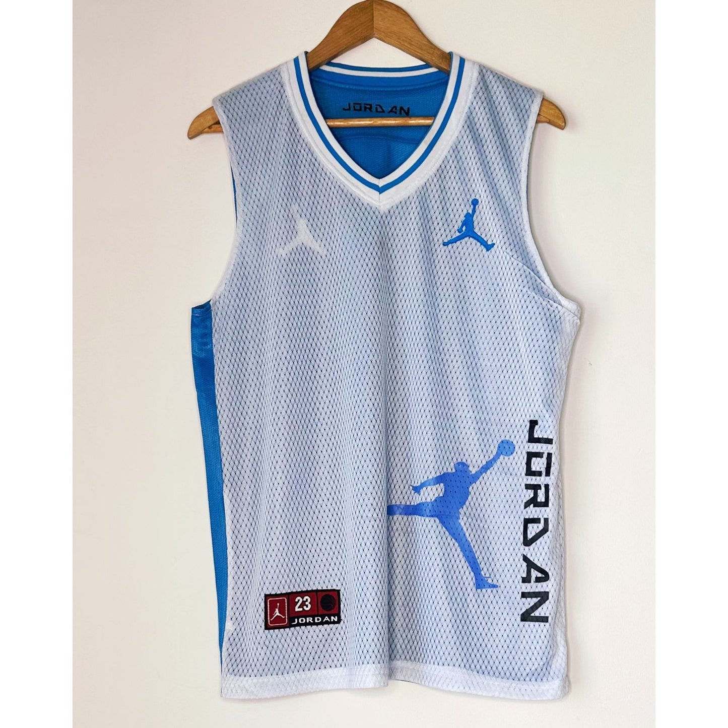 JORDAN WHITE AND BLUE SIZE-L DOUBLE SIDED BASKETBALL JERSEYS