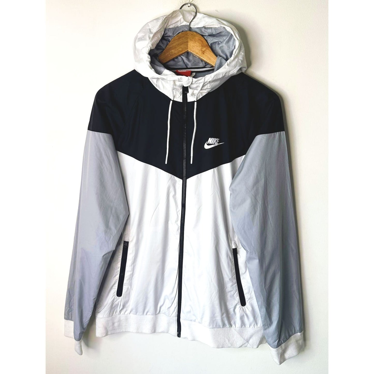 NIKE SIZE- M WINDBREAKER JACKETS