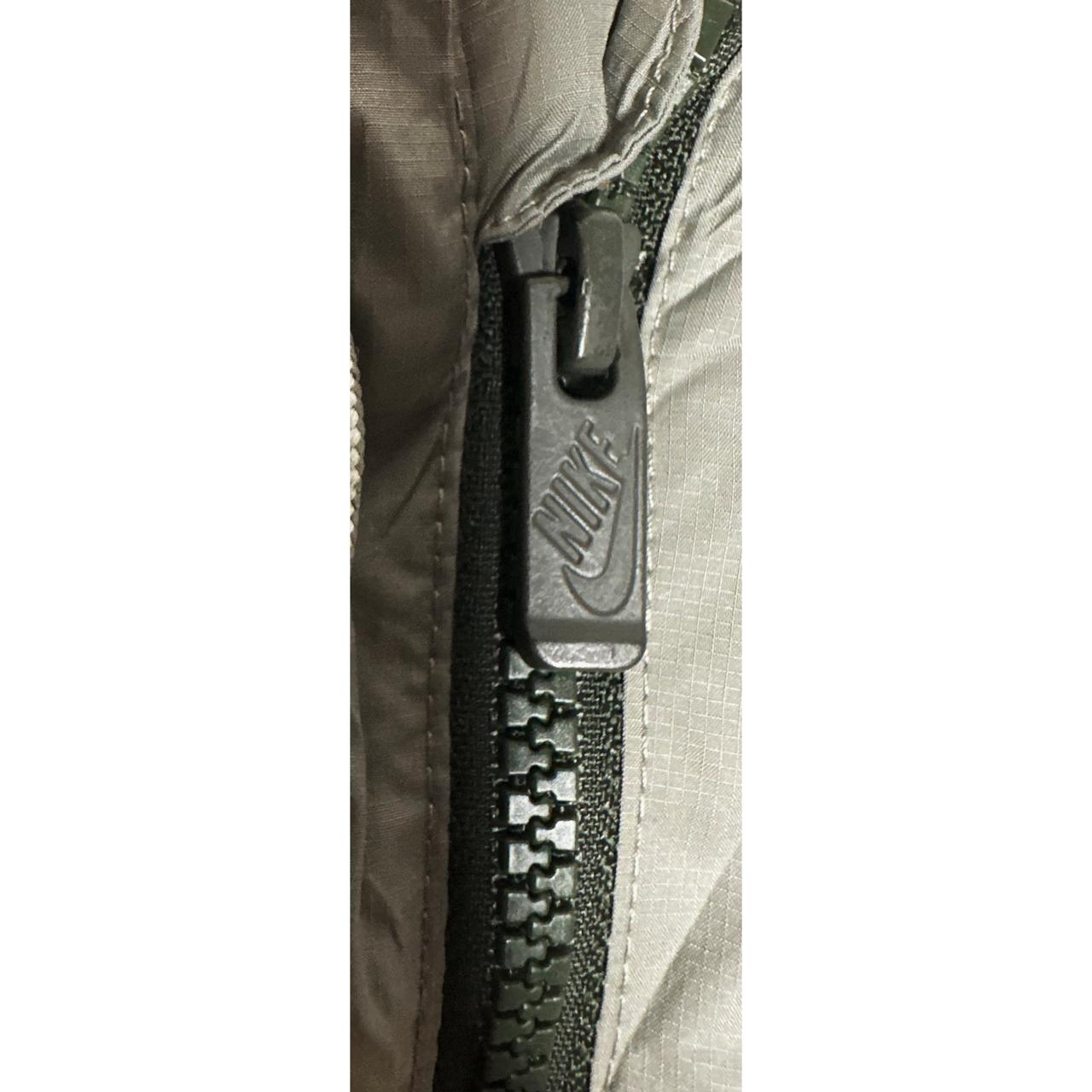 NIKE LIGHTWEIGHT WINDBREAKER – BREATHABLE, WATER-RESISTANT JACKET FOR ACTIVE OUTDOOR WEAR SIZE XL -