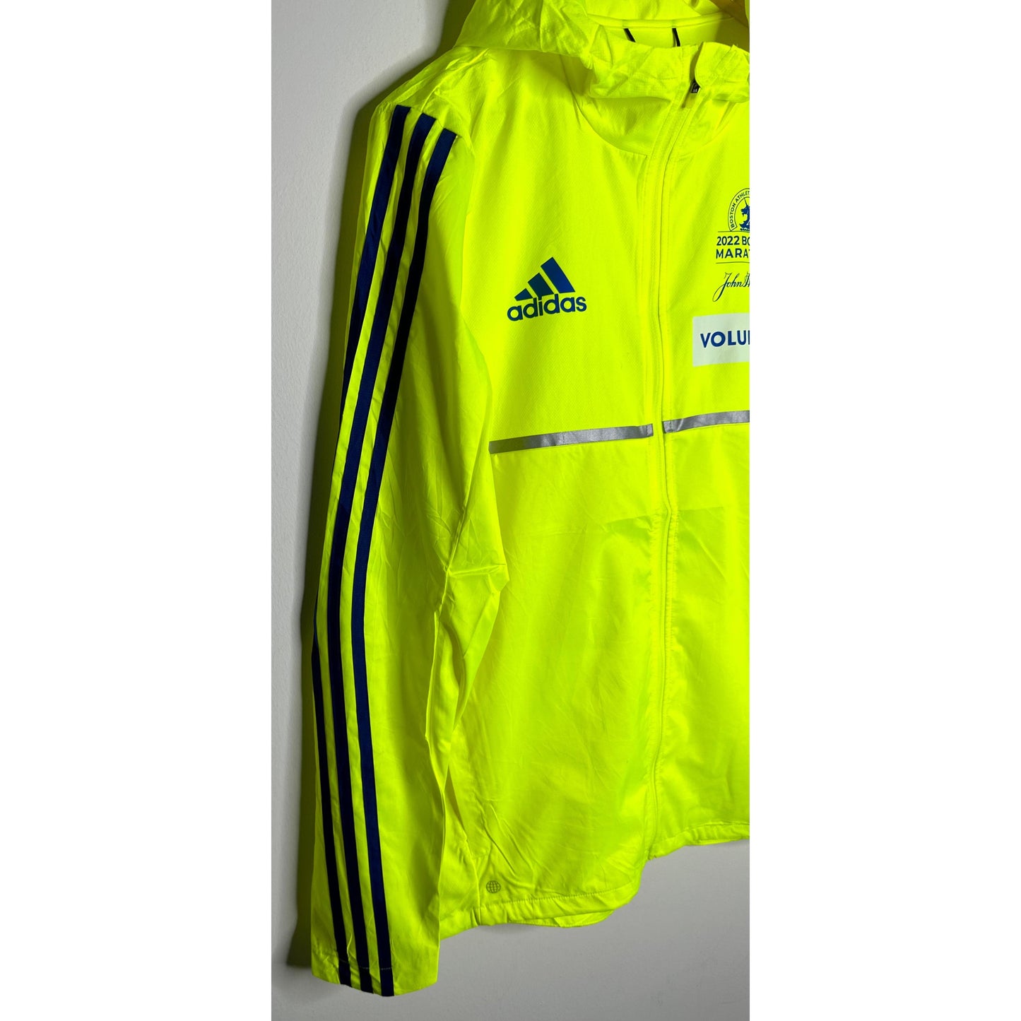 ADIDAS VOLUNTEER LIGHTWEIGHT WINDBREAKER – BREATHABLE, WATER-RESISTANT JACKET FOR ACTIVE OUTDOOR WEAR SIZE M-