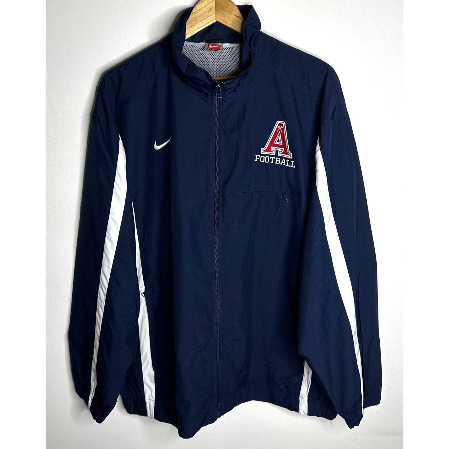 NIKE FOOTBALL LIGHTWEIGHT WINDBREAKER – BREATHABLE, WATER-RESISTANT JACKET FOR ACTIVE OUTDOOR WEAR SIZE XL -
