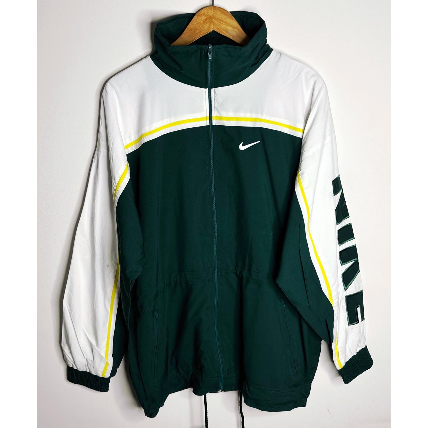 NIKE LIGHTWEIGHT WINDBREAKER – BREATHABLE, WATER-RESISTANT JACKET FOR ACTIVE OUTDOOR WEAR SIZE XL