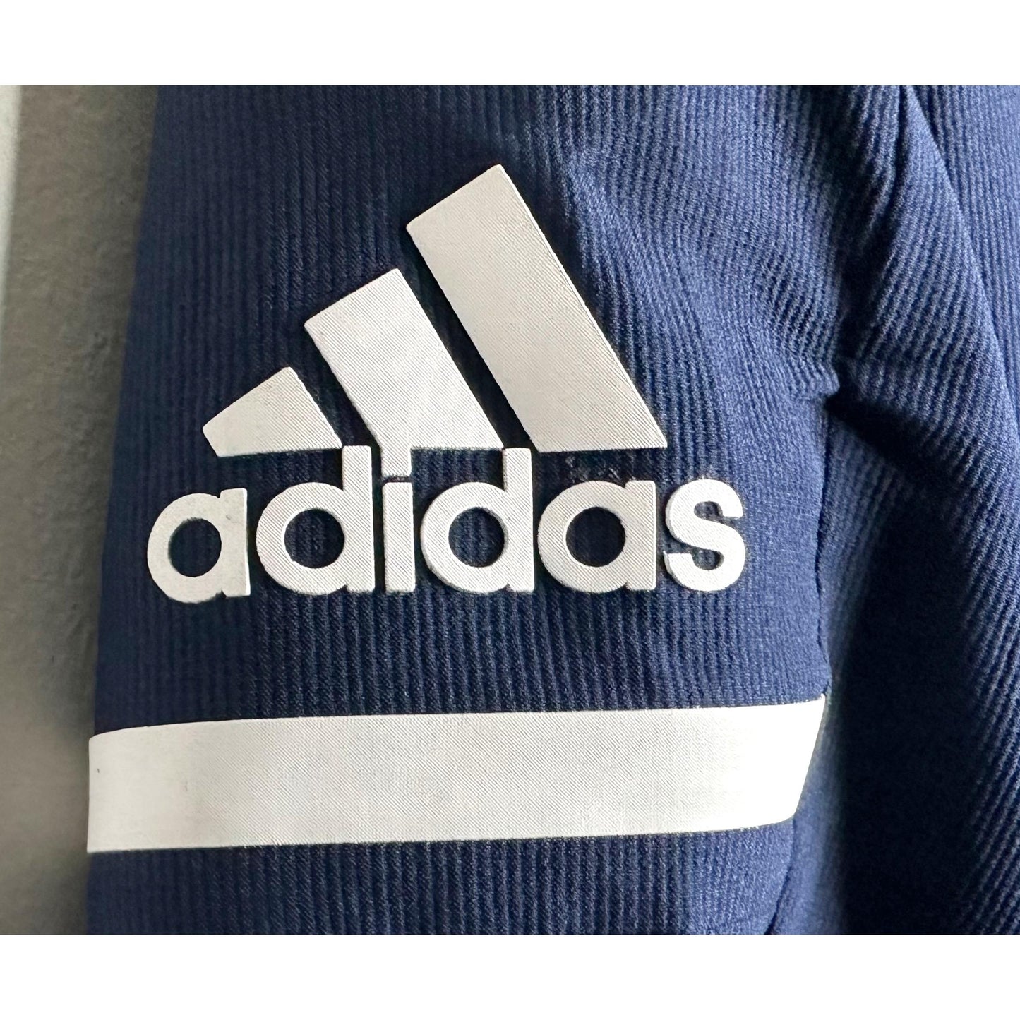 ADIDAS CARMICHAEL LIGHTWEIGHT WINDBREAKER – BREATHABLE, WATER-RESISTANT JACKET FOR ACTIVE OUTDOOR WEAR SIZE M -