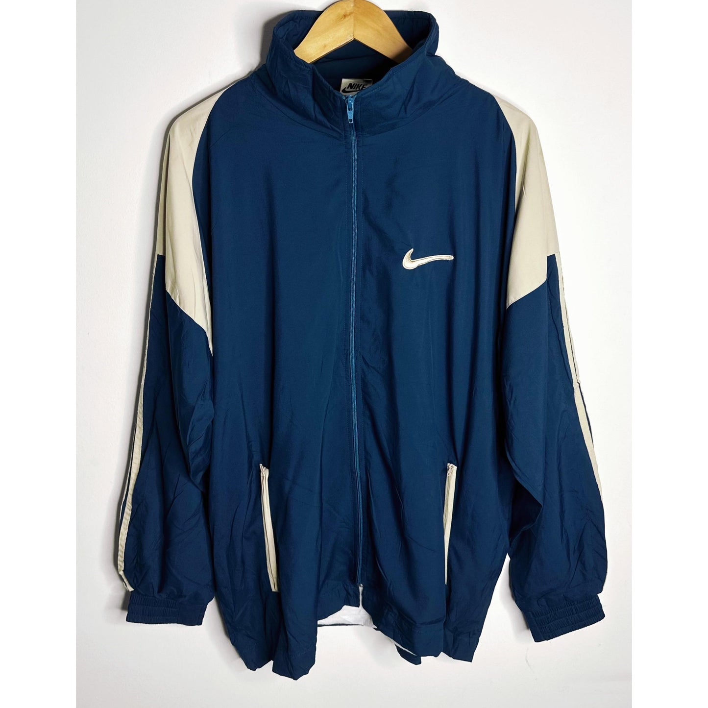 NIKE LIGHTWEIGHT WINDBREAKER – BREATHABLE, WATER-RESISTANT JACKET FOR ACTIVE OUTDOOR WEAR SIZE 2XL