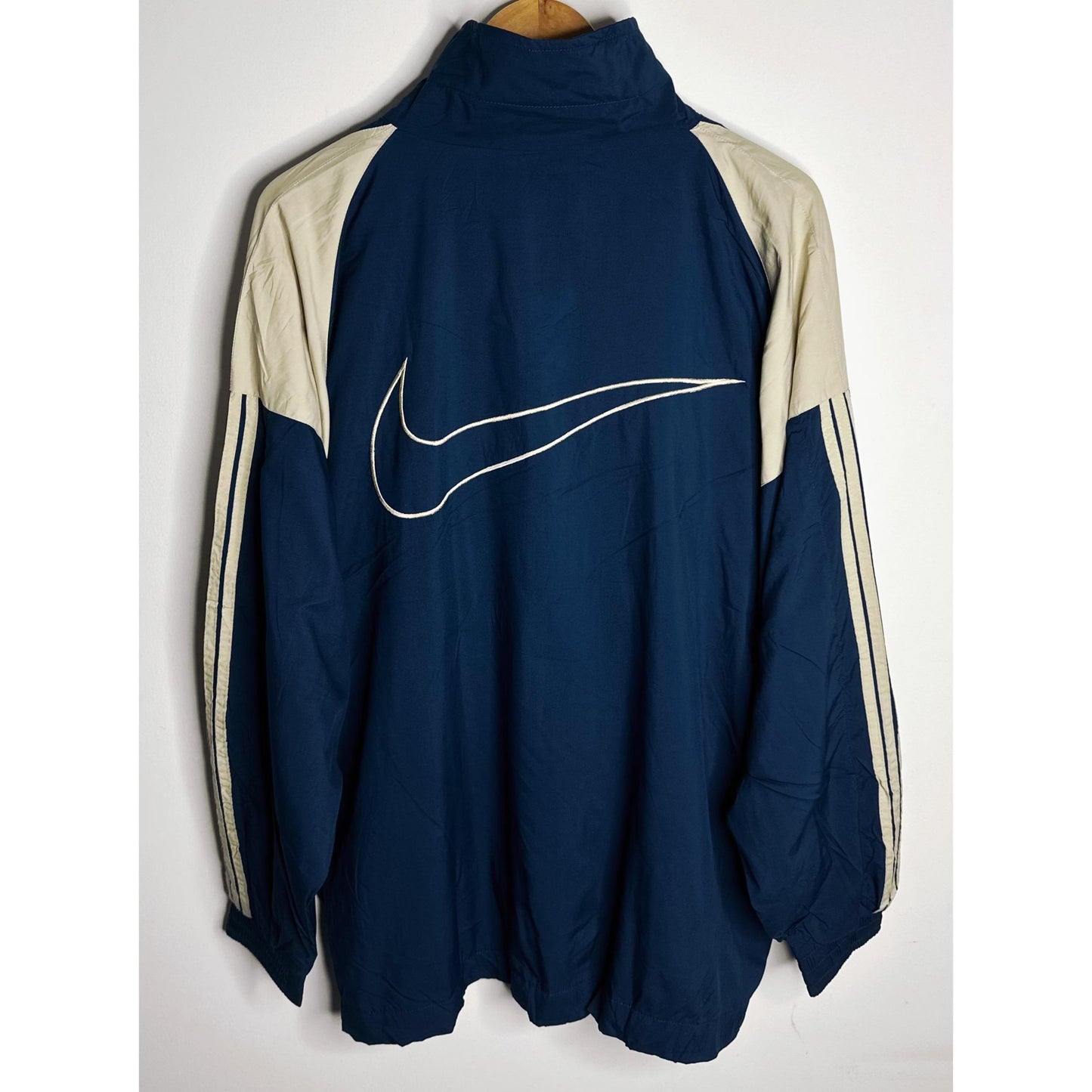 NIKE LIGHTWEIGHT WINDBREAKER – BREATHABLE, WATER-RESISTANT JACKET FOR ACTIVE OUTDOOR WEAR SIZE 2XL