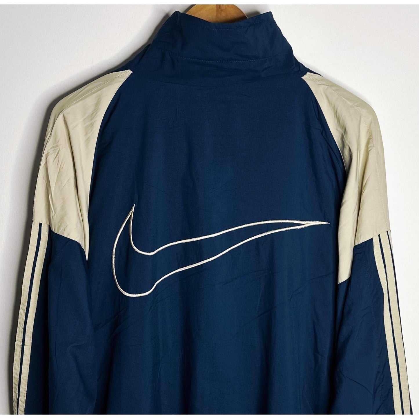 NIKE LIGHTWEIGHT WINDBREAKER – BREATHABLE, WATER-RESISTANT JACKET FOR ACTIVE OUTDOOR WEAR SIZE 2XL