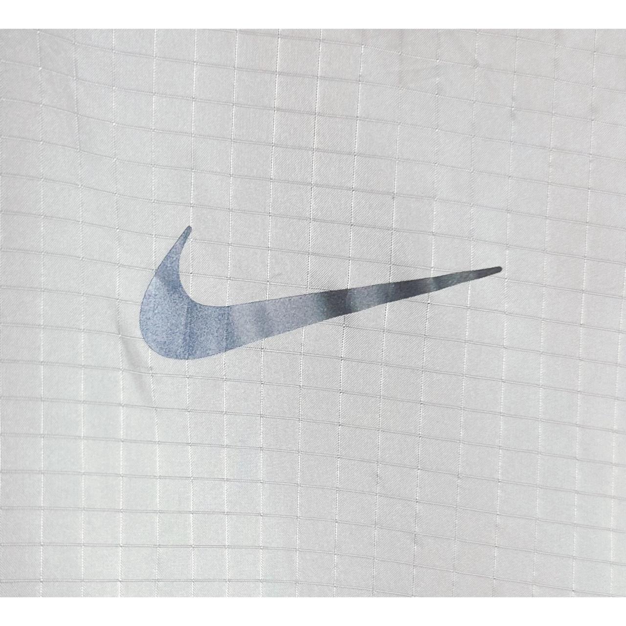 NIKE LIGHTWEIGHT WINDBREAKER – BREATHABLE, WATER-RESISTANT JACKET FOR ACTIVE OUTDOOR WEAR SIZE L
