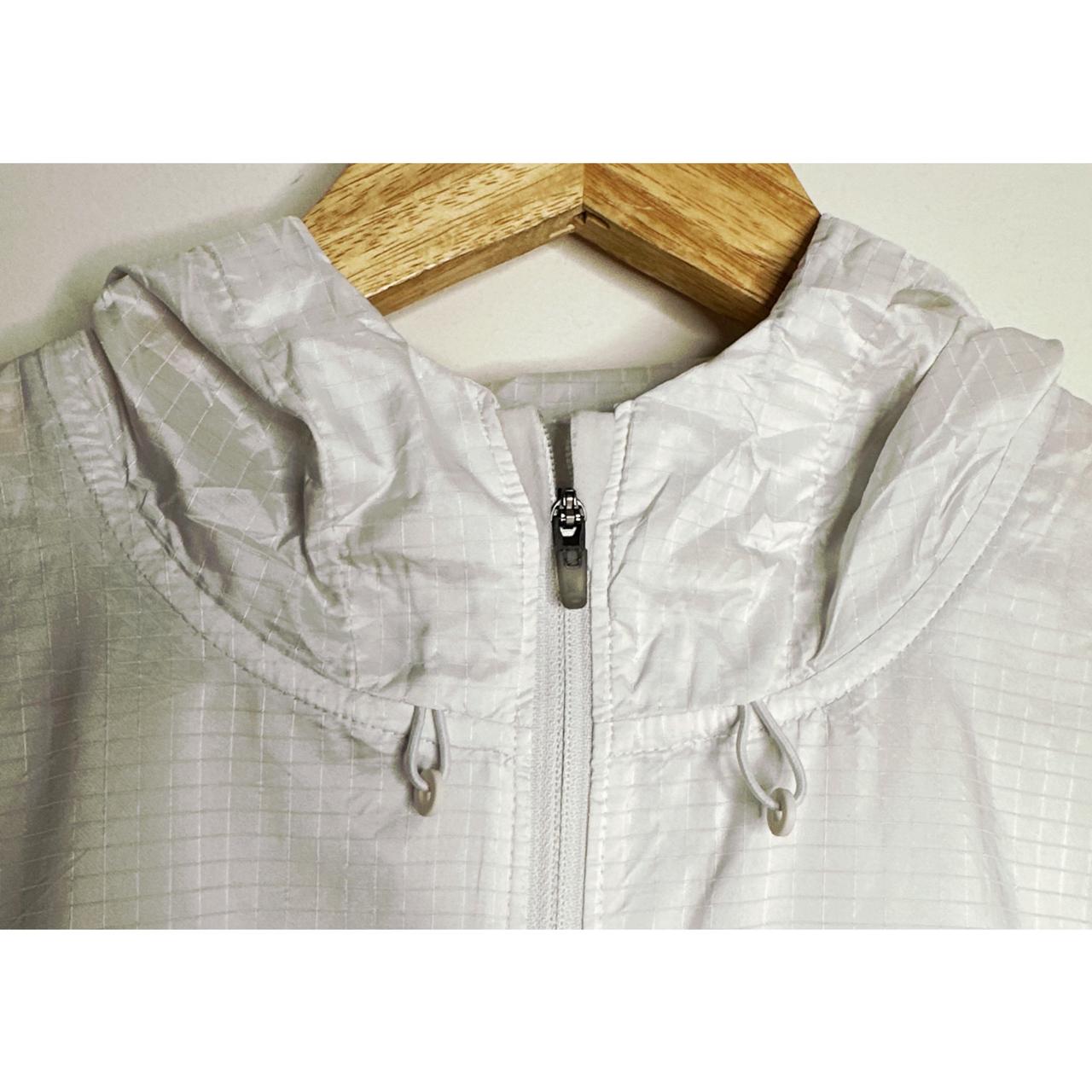NIKE LIGHTWEIGHT WINDBREAKER – BREATHABLE, WATER-RESISTANT JACKET FOR ACTIVE OUTDOOR WEAR SIZE L