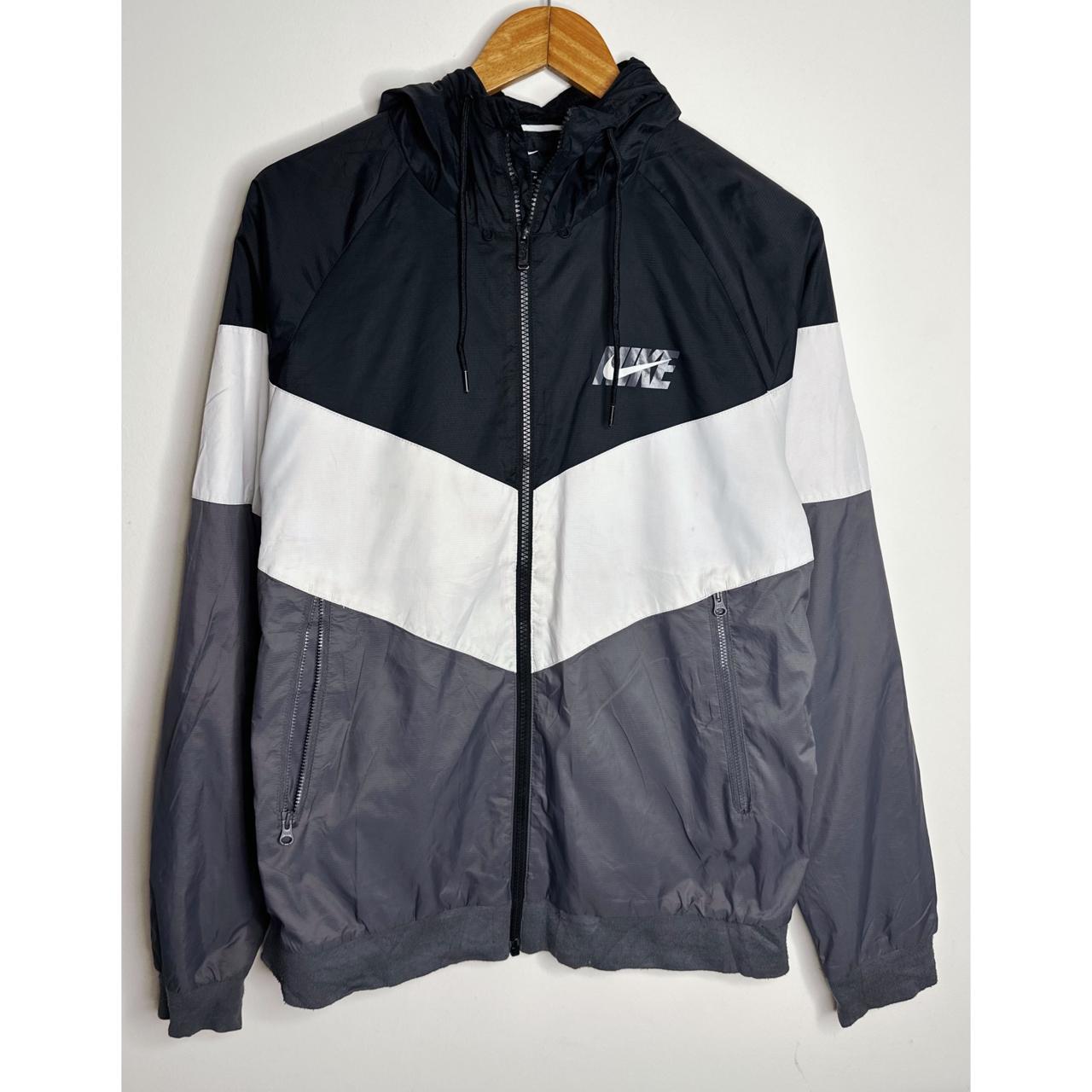 NIKE LIGHTWEIGHT WINDBREAKER – BREATHABLE, WATER-RESISTANT JACKET FOR ACTIVE OUTDOOR WEAR SIZE L