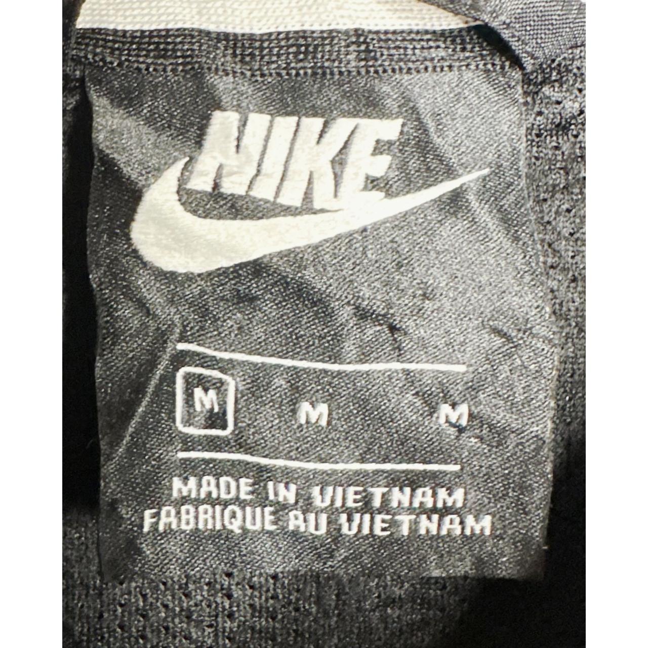 NIKE LIGHTWEIGHT WINDBREAKER – BREATHABLE, WATER-RESISTANT JACKET FOR ACTIVE OUTDOOR WEAR SIZE L