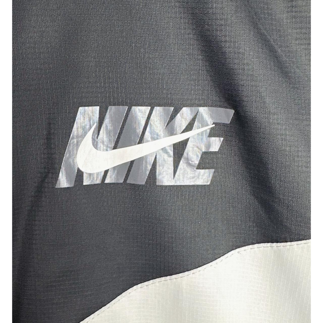NIKE LIGHTWEIGHT WINDBREAKER – BREATHABLE, WATER-RESISTANT JACKET FOR ACTIVE OUTDOOR WEAR SIZE L