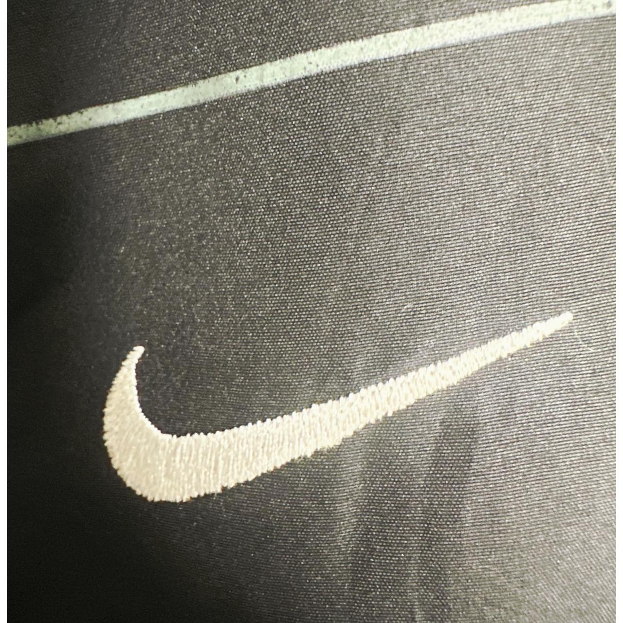 NIKE AIG LIGHTWEIGHT WINDBREAKER(ACTIVE WEAR– BREATHABLE, WATER-RESISTANT JACKET FOR ACTIVE OUTDOOR WEAR SIZE S -