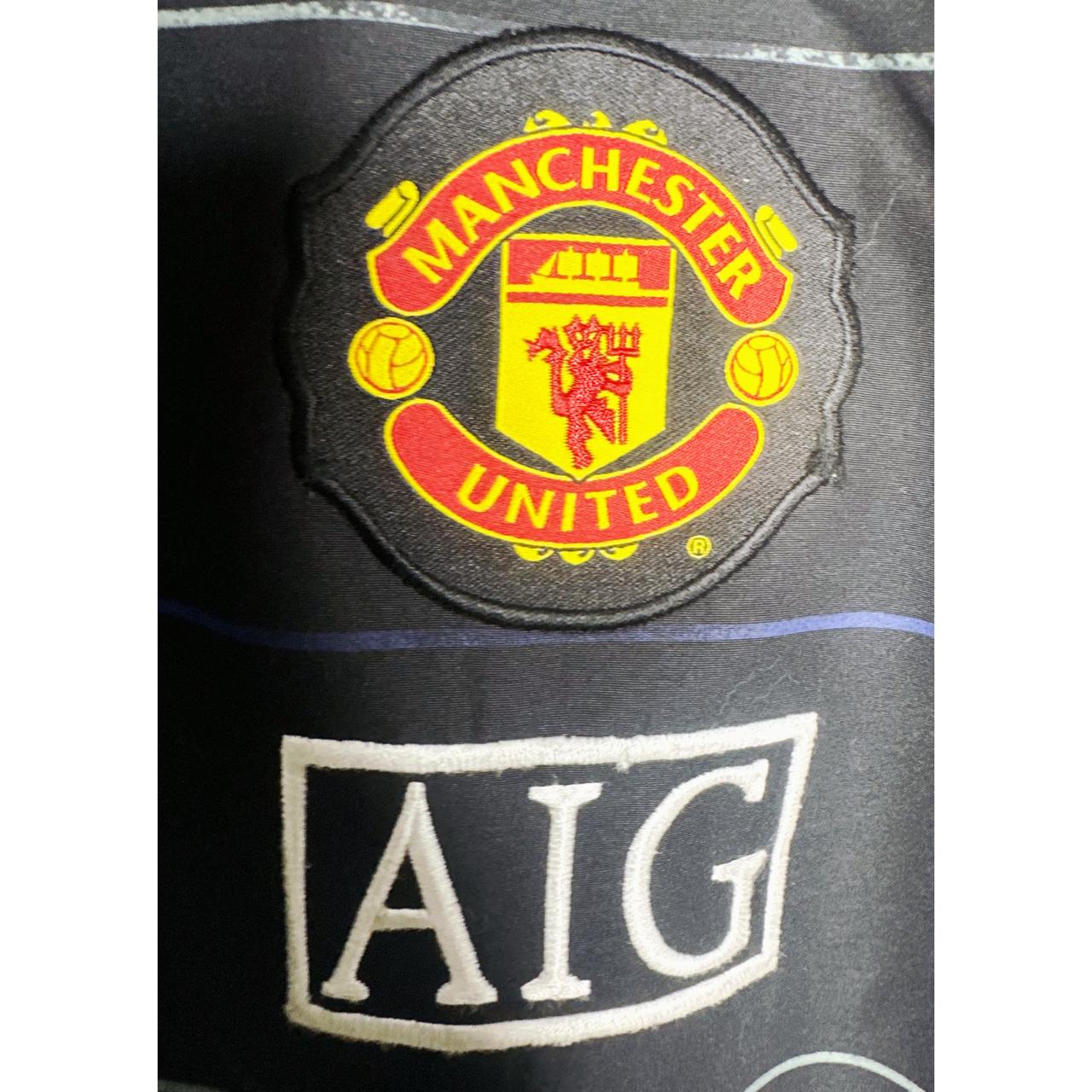 NIKE AIG LIGHTWEIGHT WINDBREAKER(ACTIVE WEAR– BREATHABLE, WATER-RESISTANT JACKET FOR ACTIVE OUTDOOR WEAR SIZE S -