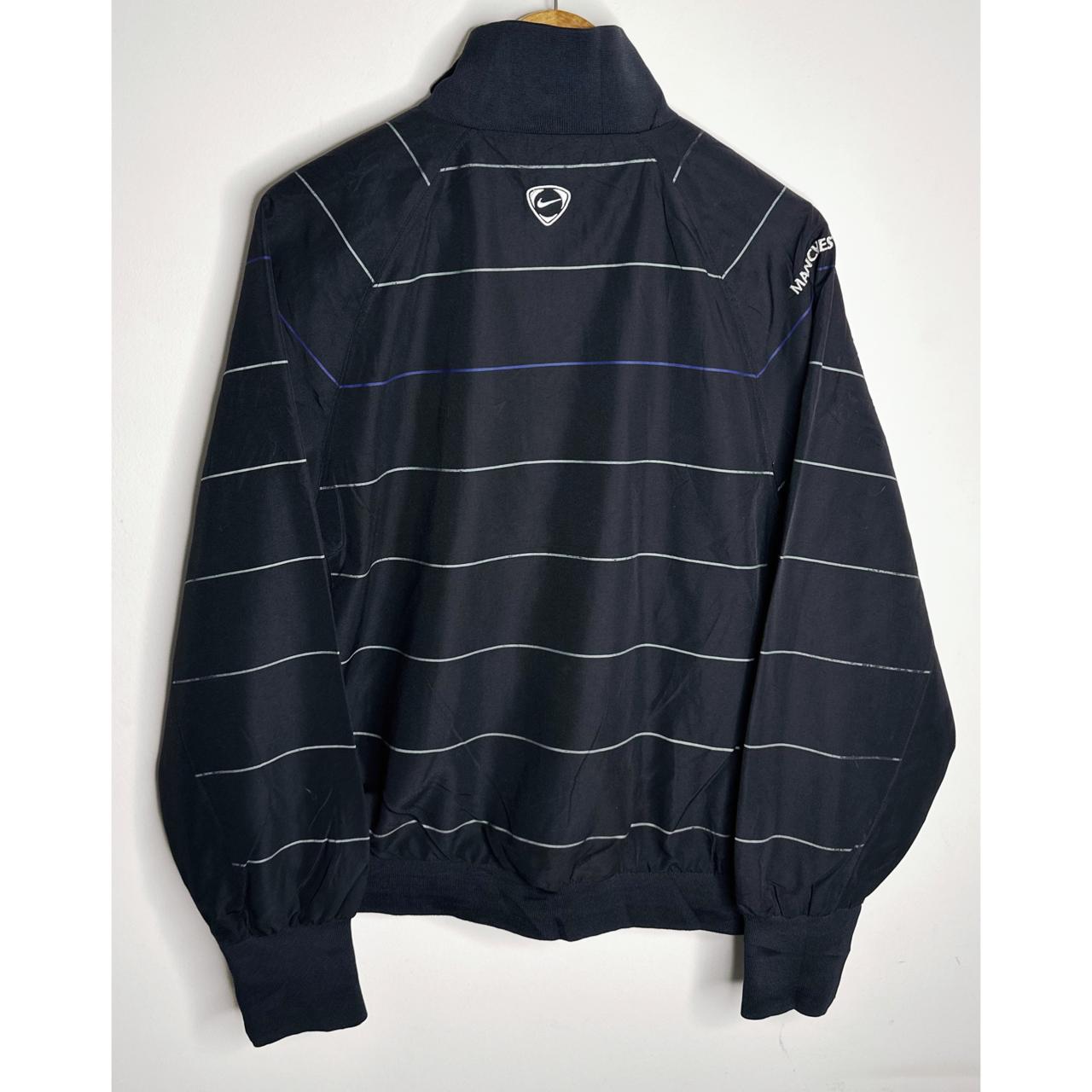 NIKE AIG LIGHTWEIGHT WINDBREAKER(ACTIVE WEAR– BREATHABLE, WATER-RESISTANT JACKET FOR ACTIVE OUTDOOR WEAR SIZE S -