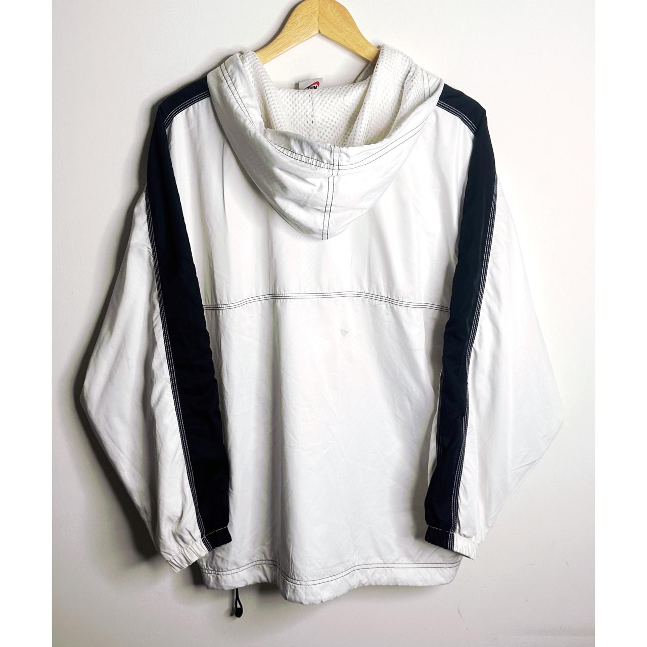 NIKE WHITE AND BLACK HOODED WIND JACKET WITH ZIP POCKETS SIZE L