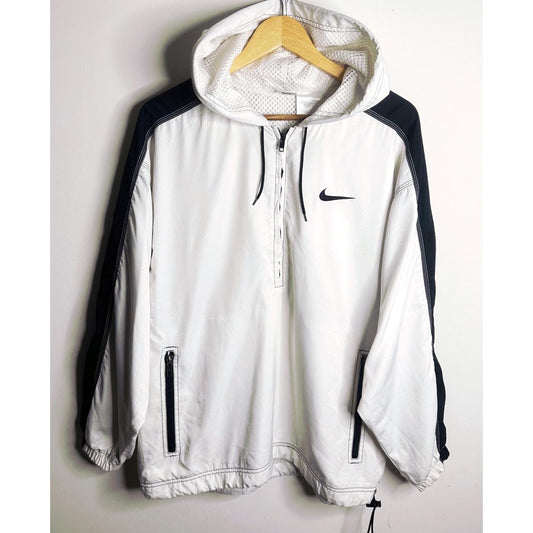 NIKE WHITE AND BLACK HOODED WIND JACKET WITH ZIP POCKETS SIZE L
