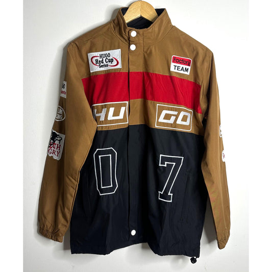 A high-impact colour-blocked jacket in a straight fit by HUGO Menswear, designed in strong cotton twill with racing-inspired badges and embroidery. Regular fit, point collar, fastening top: zip closure, pockets top: Patch pockets, inside zip pockets, ribb