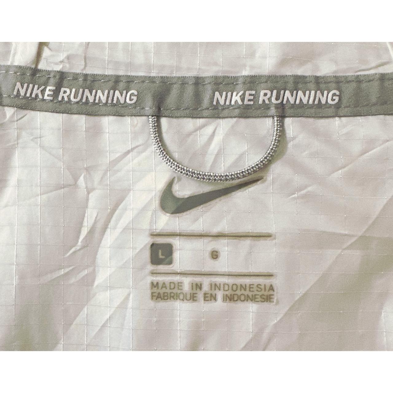 NIKE LIGHTWEIGHT WINDBREAKER – BREATHABLE, WATER-RESISTANT JACKET FOR ACTIVE OUTDOOR WEAR SIZE L